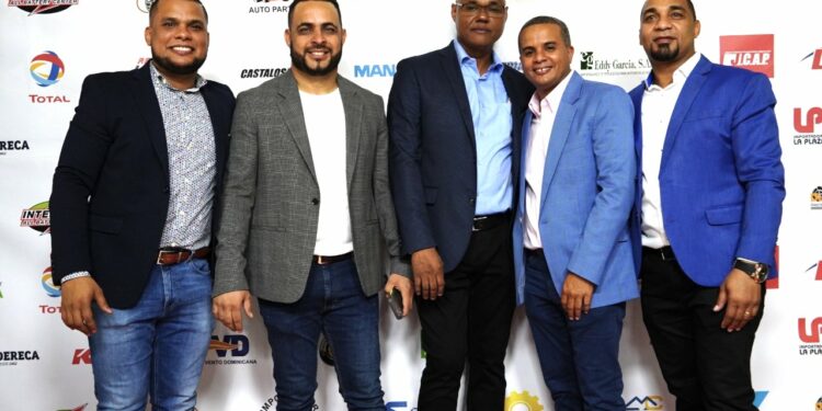 Anaderavem celebra fiesta navideña a ritmo de Bachata y merengue