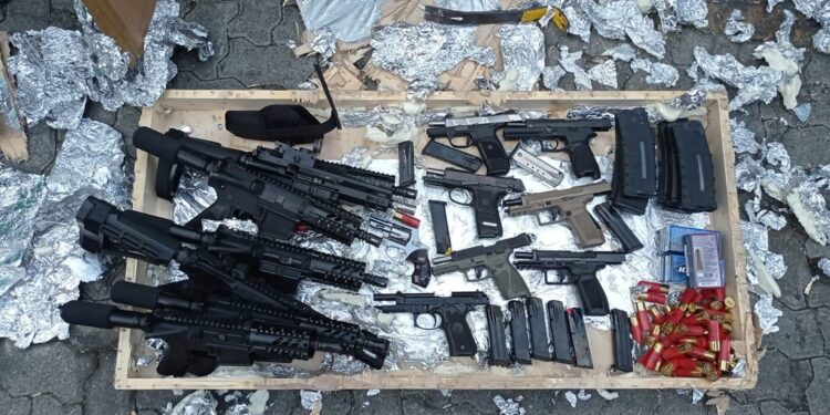 Aduanas decomisa cargamento de armas de fuego que procedía de Miami