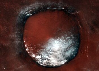 El hielo resiste en la umbría de un rojizo cráter de Marte