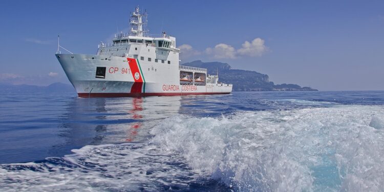 Desembarcan en Italia 517 migrantes rescatados en el Mediterráneo