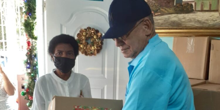 Funvimameso dona nutridas cajas navideñas a residentes menos pudientes