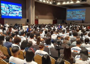 Cientos de jóvenes participan en feria de empleo para trabajar en verano en Estados Unidos