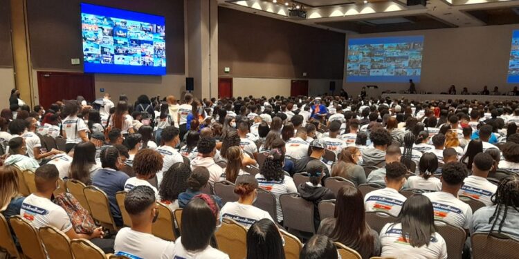 Cientos de jóvenes participan en feria de empleo para trabajar en verano en Estados Unidos