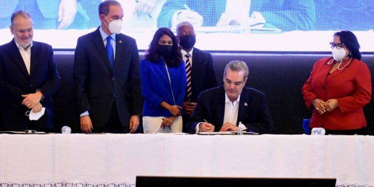 Entregan certificados a participantes diplomado de Periodismo Ético