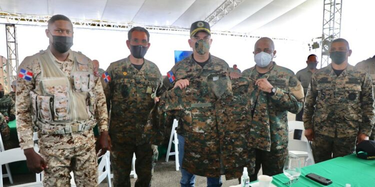 Presidente Abinader almuerza con militares de puestos en la Frontera