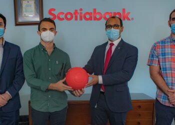 Scotiabank RD realiza donación de balones rojos para practicar fútbol