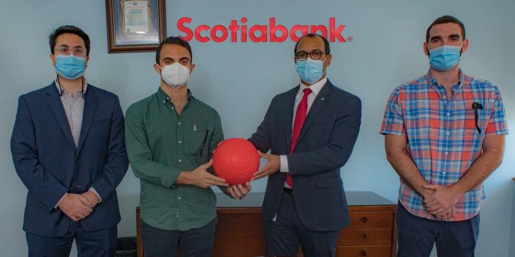 Scotiabank RD realiza donación de balones rojos para practicar fútbol