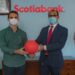 Scotiabank RD realiza donación de balones rojos para practicar fútbol