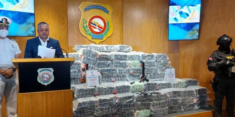 DNCD apresa tres e incauta 850 paquetes presumiblemente de cocaína en Boca Chica