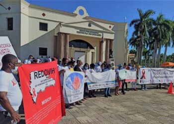 Personas que viven con el VIH protestan frente al palacio de Gobierno