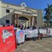 Personas que viven con el VIH protestan frente al palacio de Gobierno