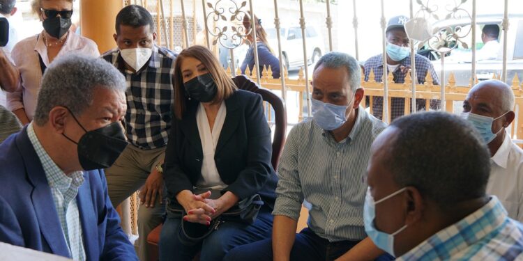 Leonel Fernández se solidariza con familiares de dominicanos fallecidos en México
