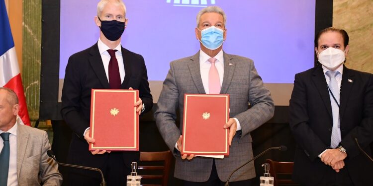 Francia contribuirá con el desarrollo del sistema de transporte dominicano