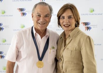 CONPEHT reconoce al empresario turístico Frank Rainieri