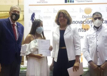 Unos 75 docentes de arte y música reciben certificados en Innovación Educativa