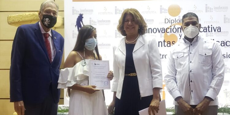 Unos 75 docentes de arte y música reciben certificados en Innovación Educativa