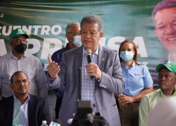 Leonel Fernández llama a incentivar a militares que trabajan en la frontera
