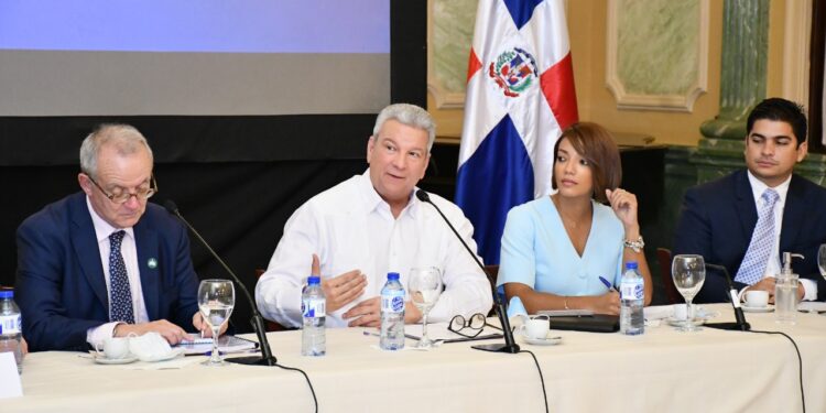 Lisandro Macarrulla preside encuentro con inversionistas franceses