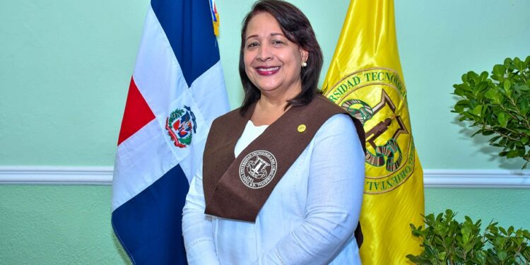 Marilyn Díaz es posicionada como nueva rectora de UTECO