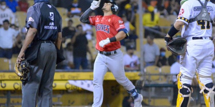 Leones al tercer lugar, Estrellas vuelven a la cima y Gigantes blanquean
