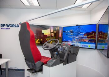 DP World implementa simulador para entrenar operadores de equipos pesados.