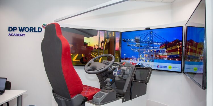 DP World implementa simulador para entrenar operadores de equipos pesados.