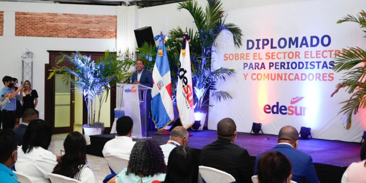 Edesur gradúa 156 periodistas y comunicadores en su “1er. Diplomado sobre el sector eléctrico”