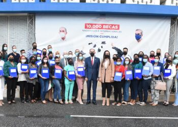 Mescyt despide 115 jóvenes a Estados Unidos y Brasil