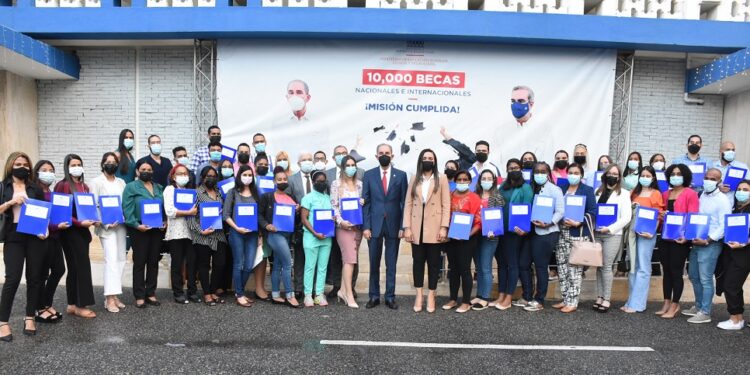 Mescyt despide 115 jóvenes a Estados Unidos y Brasil