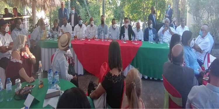 Foro de partidos políticos dominicanos realiza encuentro navideño con el PRM