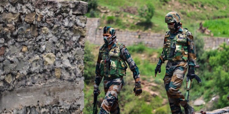 Una multitud asalta una base militar india