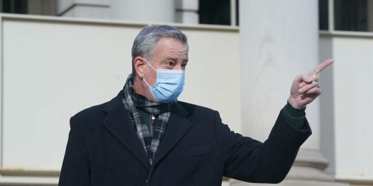 Nueva York impone la vacunación obligatoria a empleados del sector privado