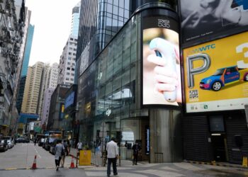 Incendio en un rascacielos de Hong Kong pone en peligro cientos de vidas