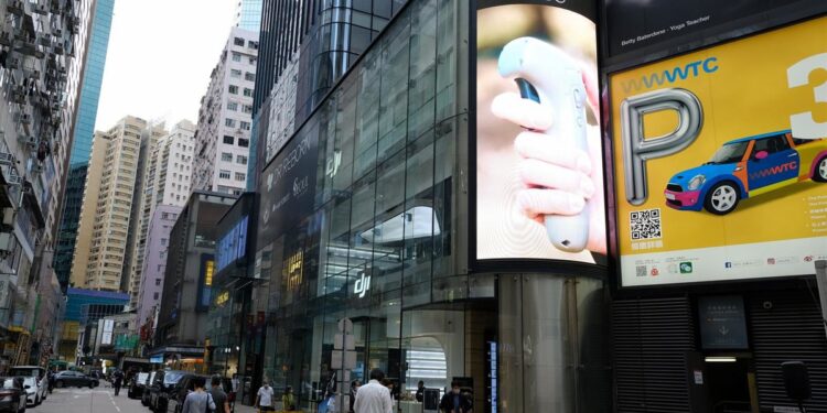 Incendio en un rascacielos de Hong Kong pone en peligro cientos de vidas