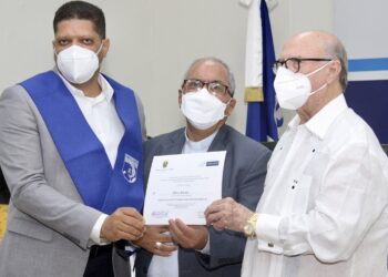 Hipólito Mejía y Benito Ángeles encabezan graduación del Instituto José Francisco Peña Gómez