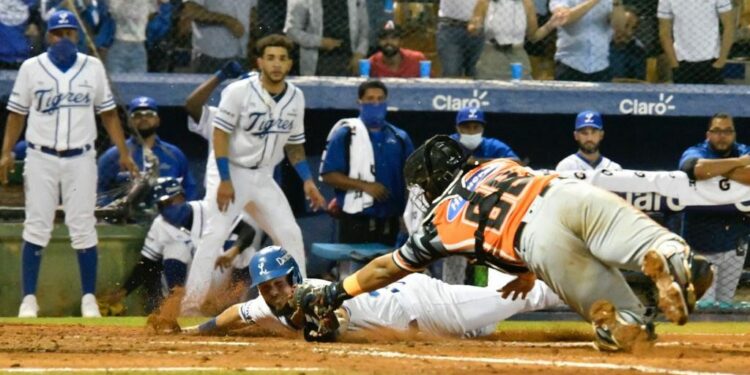 Licey vence a Toros, Águilas disponen de Gigantes  y  Estrellas superan a Leones