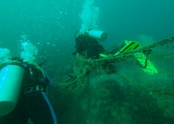 Medio Ambiente retira red de pesca abandonada en playa El Derrumbao