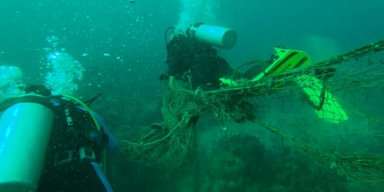 Medio Ambiente retira red de pesca abandonada en playa El Derrumbao