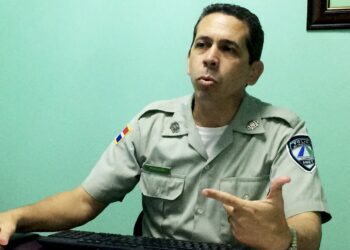 Policía niega haya arrestado a familiares de hombre golpeó mujer en Baní