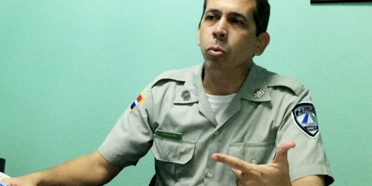 Policía niega haya arrestado a familiares de hombre golpeó mujer en Baní