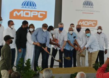 Abinader deja iniciados los trabajos reconstrucción carretera Comendador-Guraoa