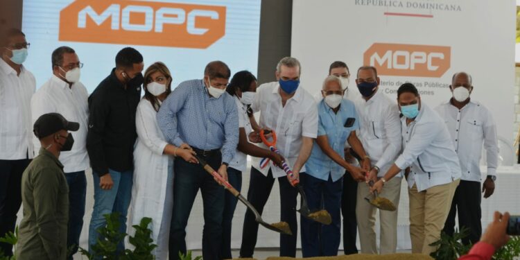 Abinader deja iniciados los trabajos reconstrucción carretera Comendador-Guraoa