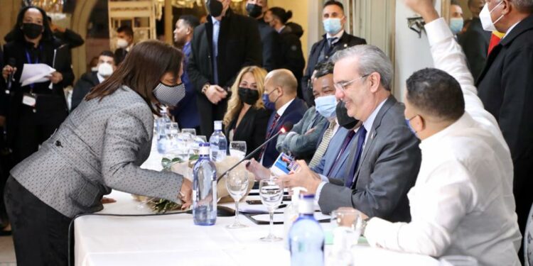 Abinader dice en España que aprovechará FITUR-2022 para atraer turistas a RD