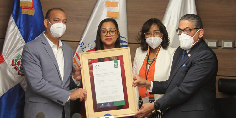 MOPC recibe tres certificaciones por  alta la calidad en servicio