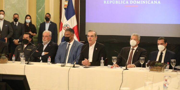 Abinader promulga Reglamento de Aplicación Ley Orgánica Policía Nacional tras seis años de espera