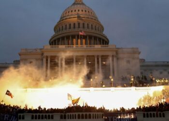 Legisladores de EEUU se unen en vigilia en los escalones del Capitolio