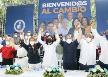 Alcaldesa de Salcedo y decenas de militantes del PRD pasan al PRM