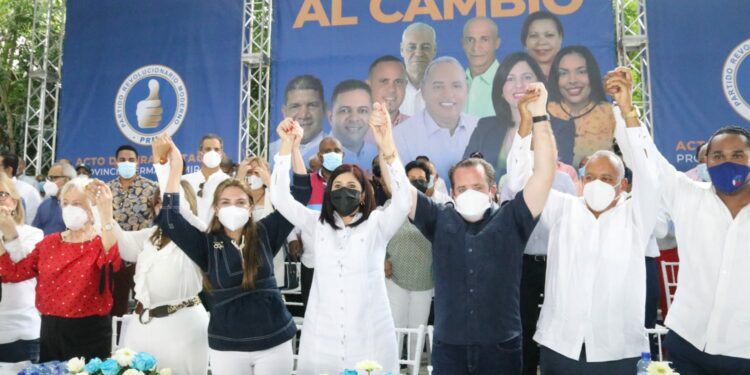 Alcaldesa de Salcedo y decenas de militantes del PRD pasan al PRM