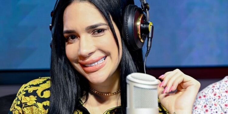 Reportan Amelia Alcántara fue suspendida de Sin Filtro Radio Show