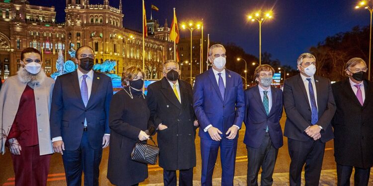 Banreservas auspicia en Madrid iluminación de La Cibeles, con los colores patrios dominicanos